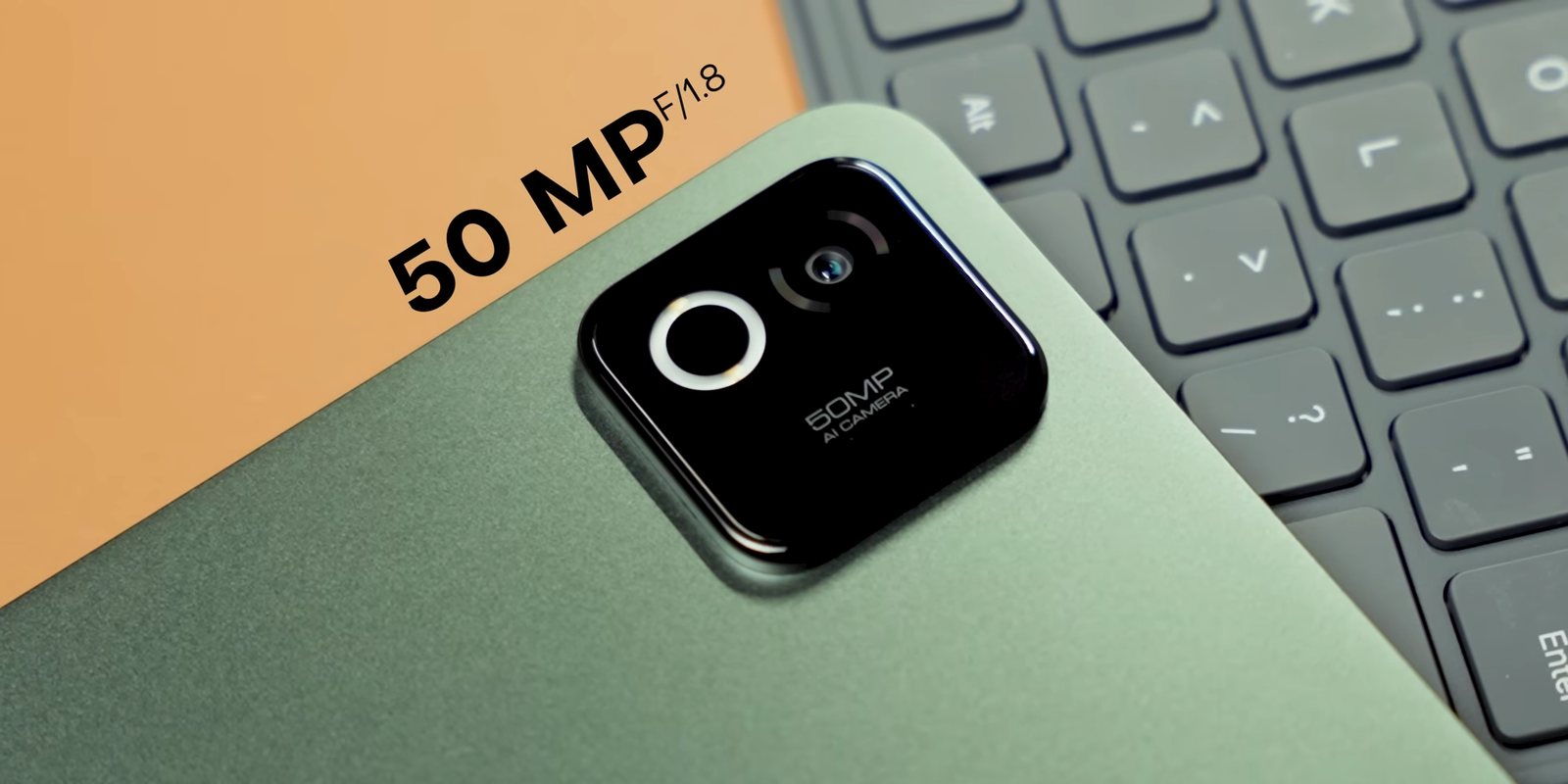 Kamera belakang 50MP AI Camera f/1.8 di bodi aluminium varian Pine Green