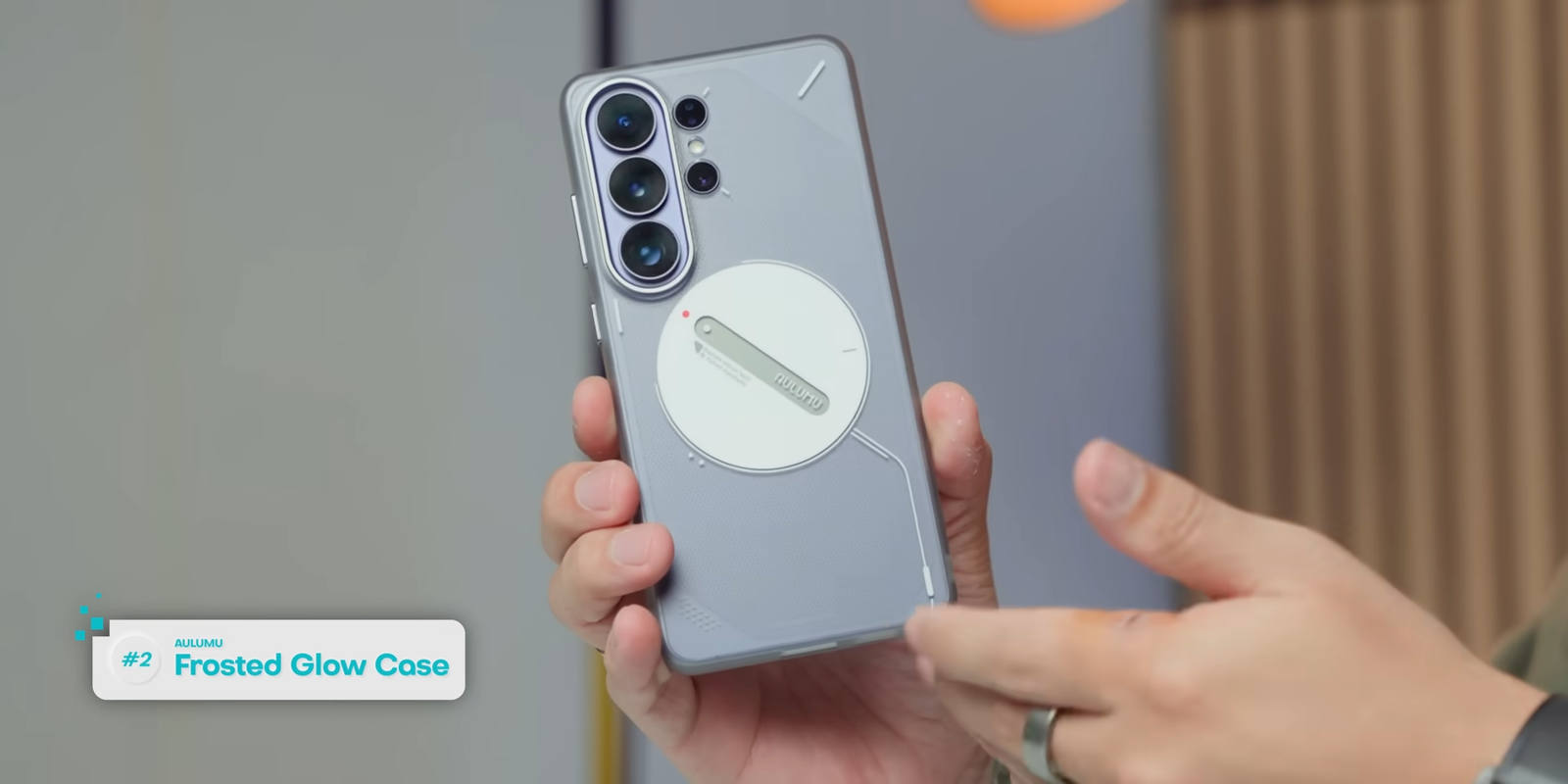 Aulumu Frosted Glow Case dengan detail desain edgy dan frame kamera metal