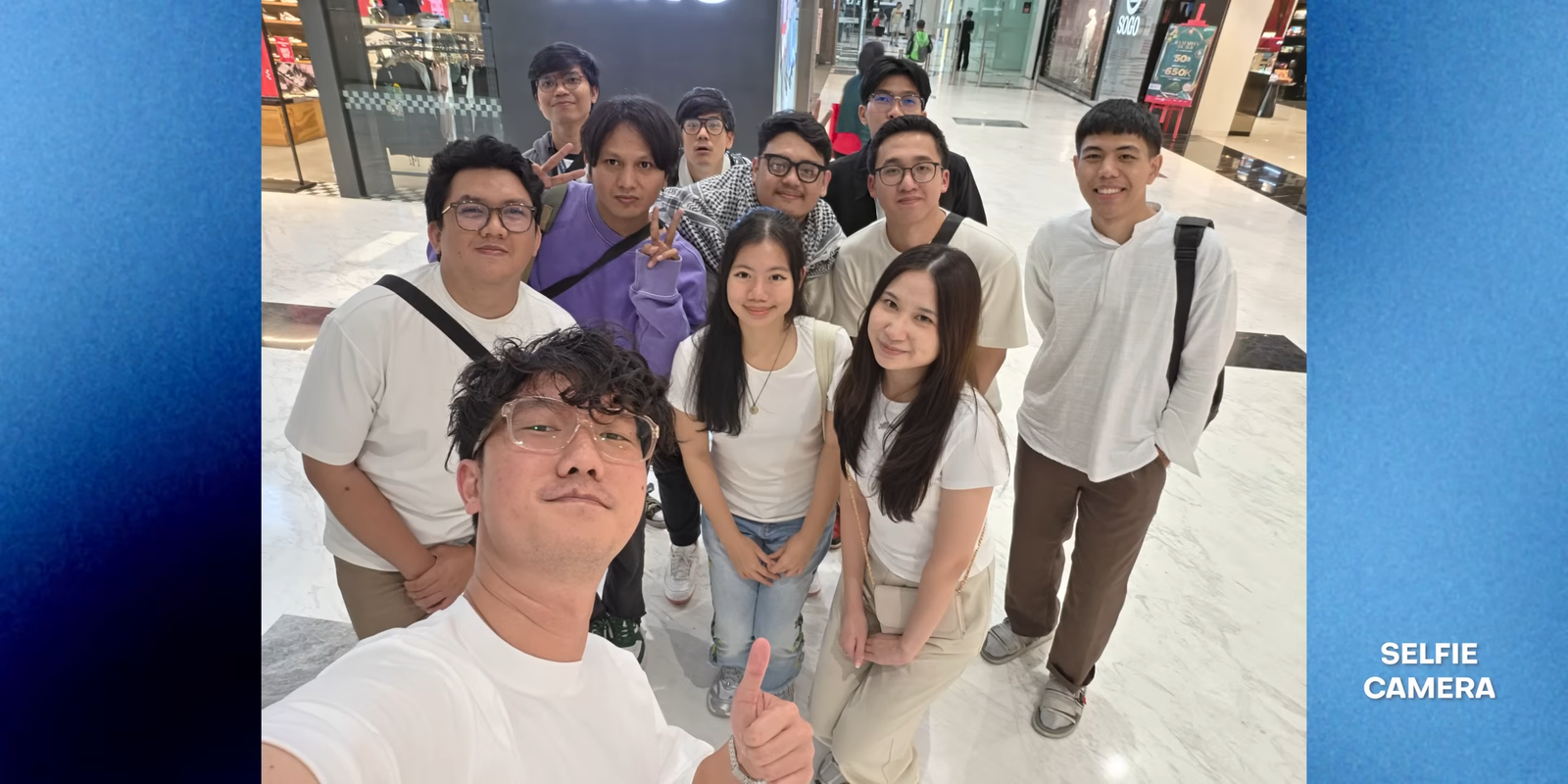 Selfie camera Galaxy S26 dengan tangkapan lebar untuk foto grup