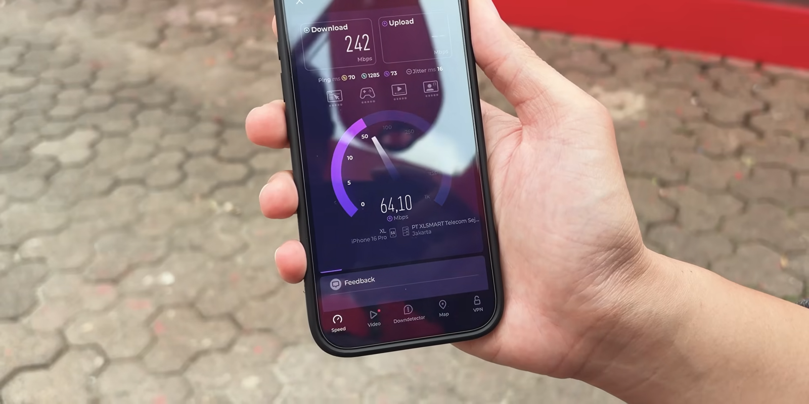 Hasil speed test XL 5G di luar gedung kawasan Grogol dengan download 242 Mbps
