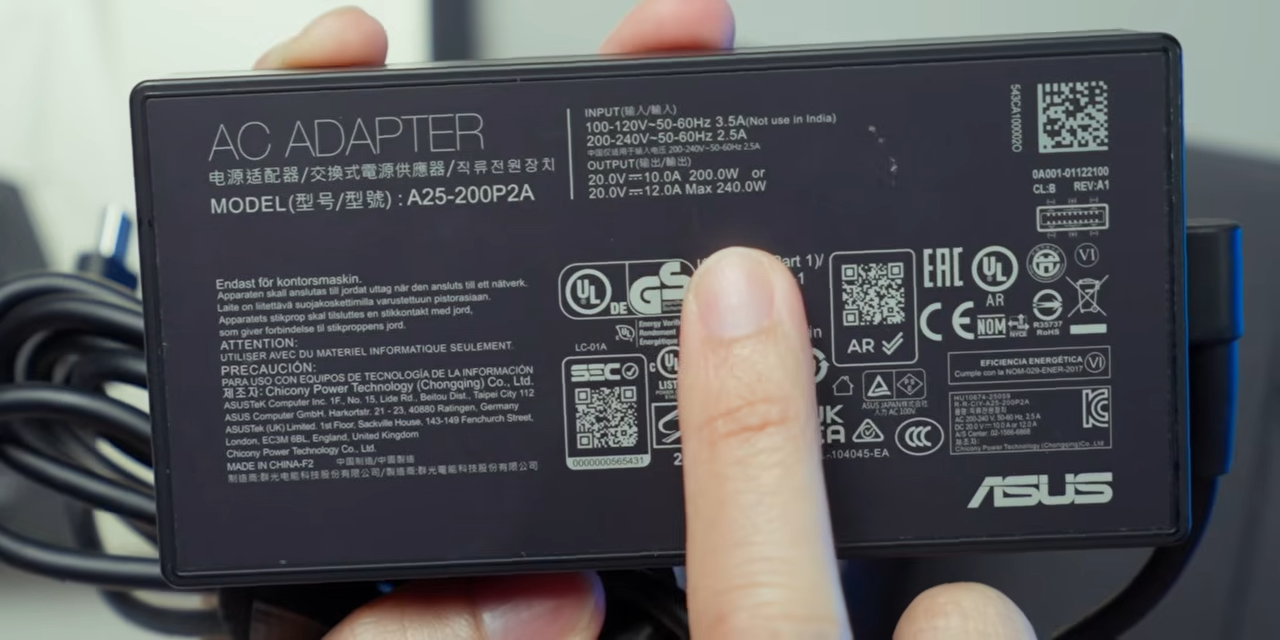 Bentuk fisik unit adaptor pengisi daya 240W bawaan tablet gaming ASUS ROG Flow Z13 KGP