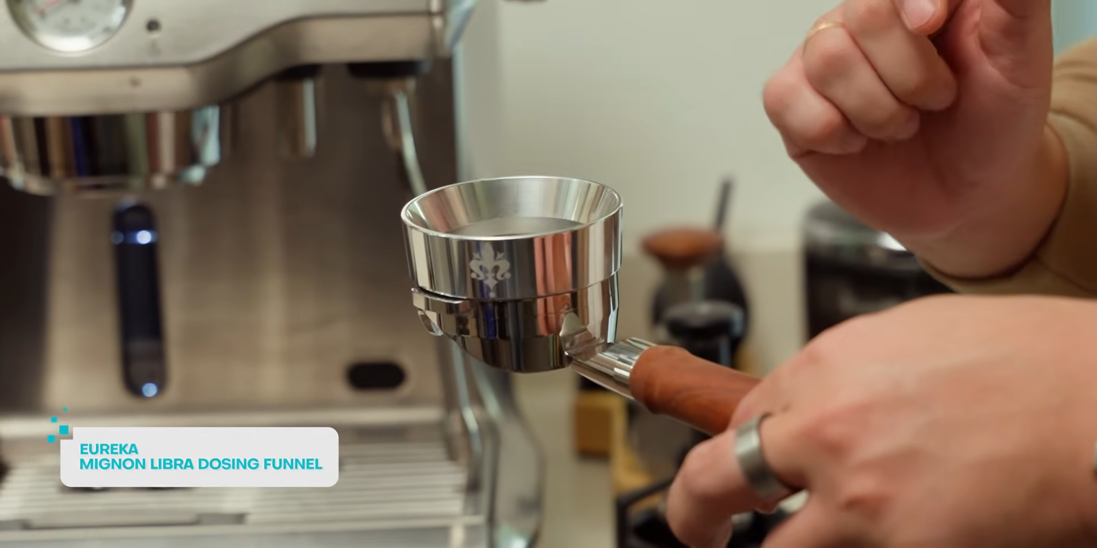 Dosing funnel bawaan Eureka Mignon Libra untuk memastikan semua kopi hasil grinding masuk ke portafilter
