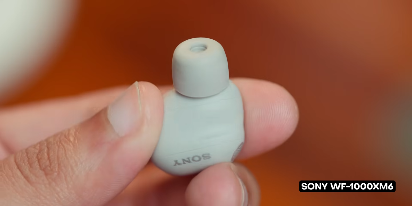 Foam tip Sony WF-1000XM6 dengan tekstur lembut dan bentuk kompak