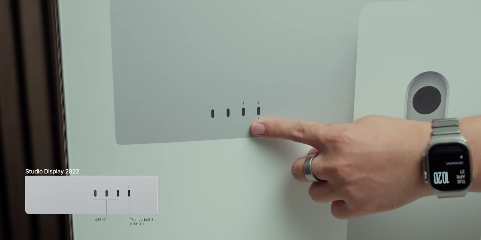 Close-up port Thunderbolt 5 ganda di bagian belakang Studio Display