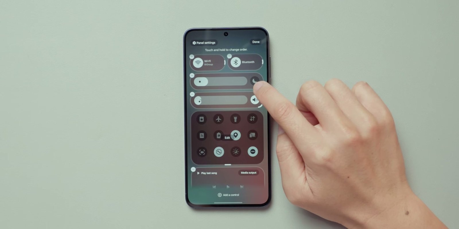 Interface quick panel yang telah dikustomisasi penuh dengan brightness bar vertikal dan kontrol yang diatur ulang