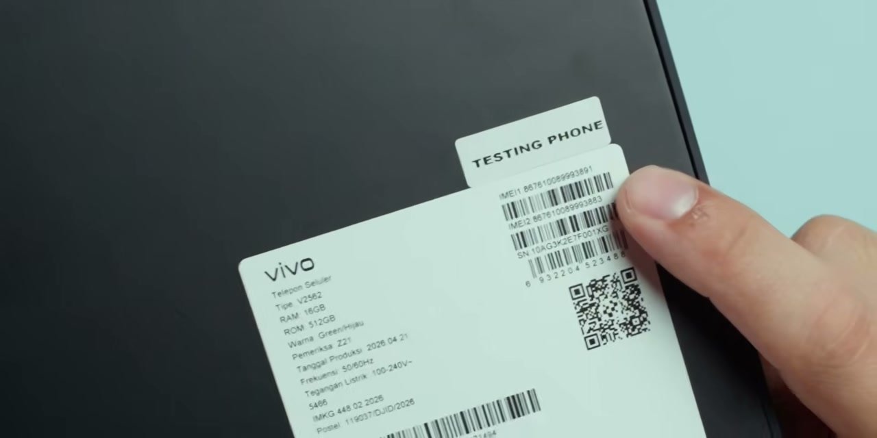 Detail stiker spesifikasi pada kotak produk, menunjukkan ini adalah unit 'TESTING PHONE'.
