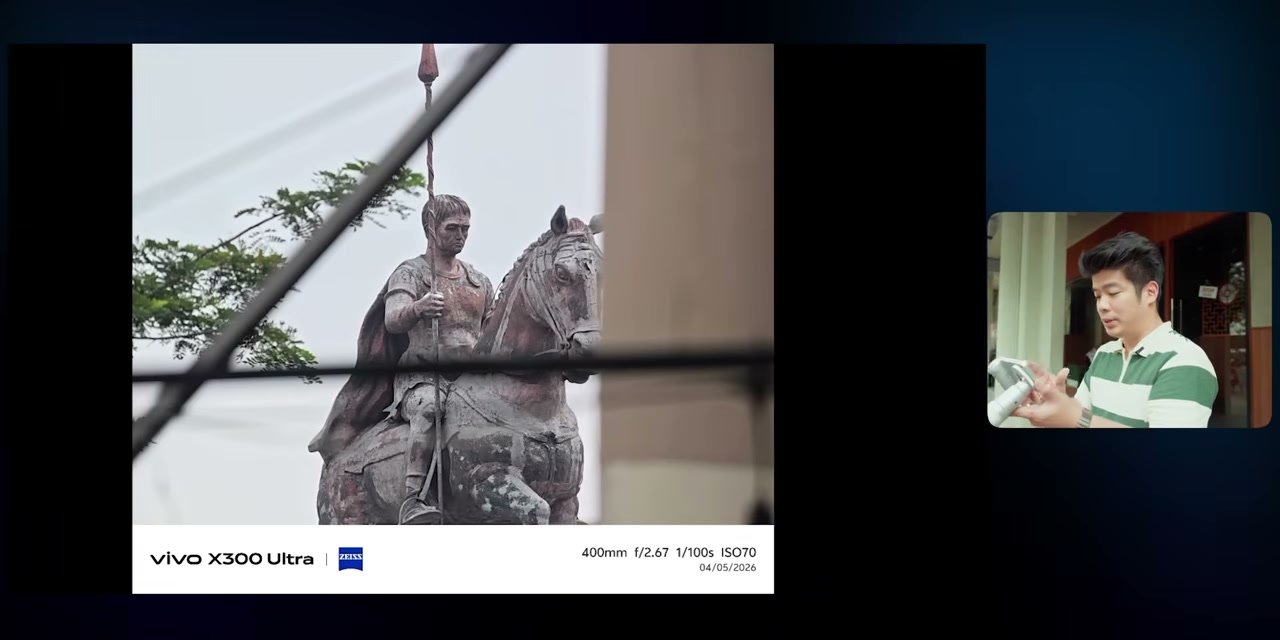 Sampel foto patung pada 400mm, menunjukkan komposisi yang lebih luas namun tetap detail.